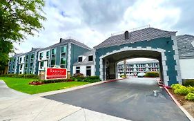 Ramada By Wyndham Convention Center Otel