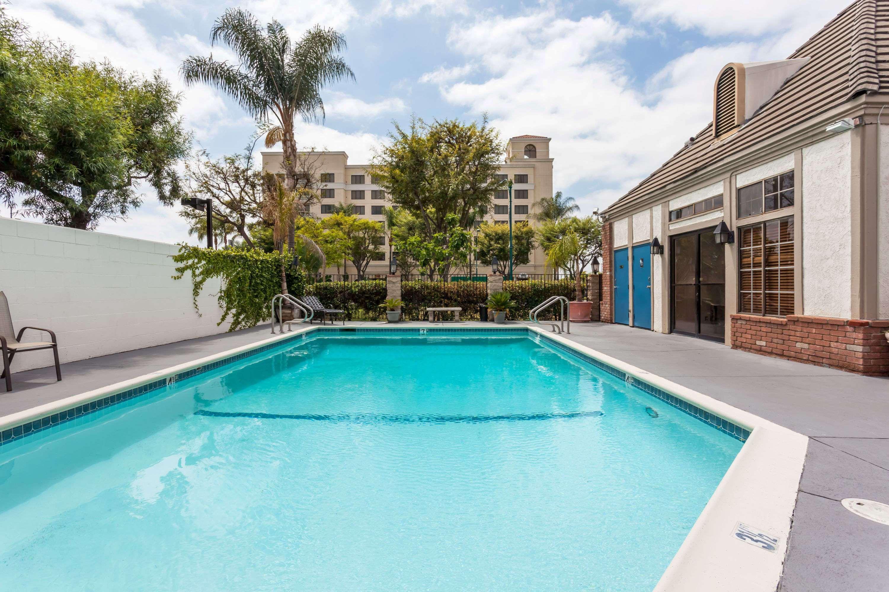 Ramada By Wyndham Anaheim Convention Center Otel Dış mekan fotoğraf