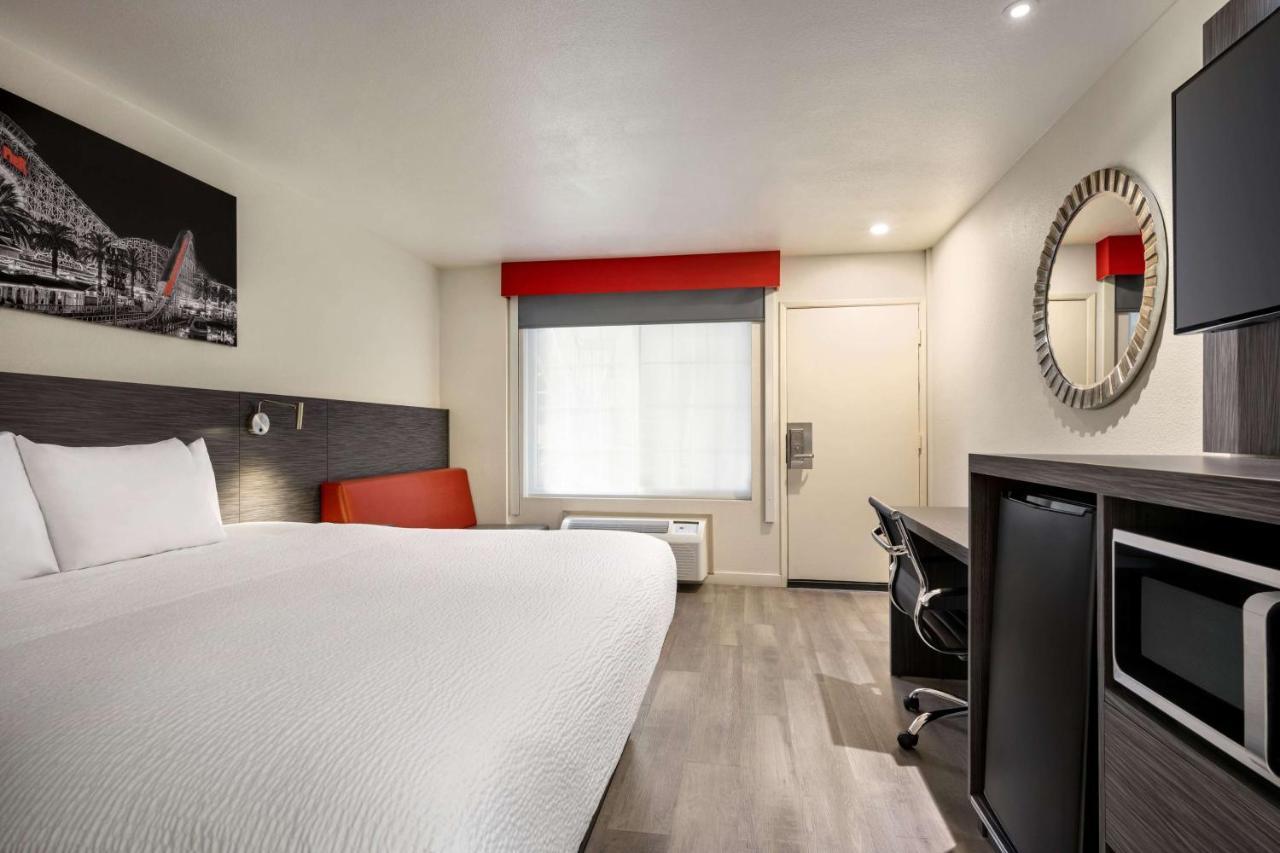 Ramada By Wyndham Anaheim Convention Center Otel Dış mekan fotoğraf